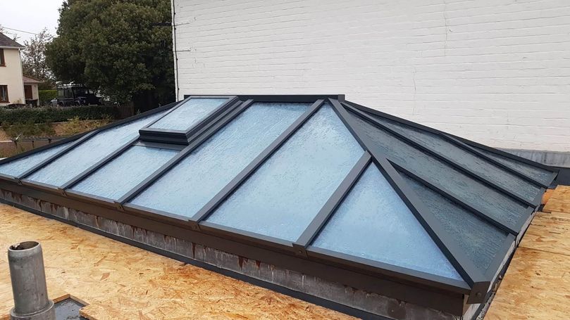 Aluminium lantern with automatic openers